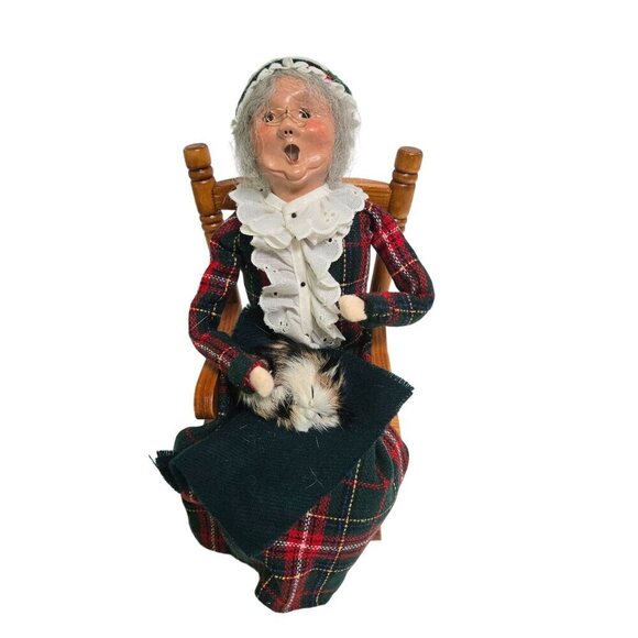 Byers' Choice Ltd. The Carolers Mrs Claus Rocking Chair Holding Cat 2005 - Picture 1 of 7